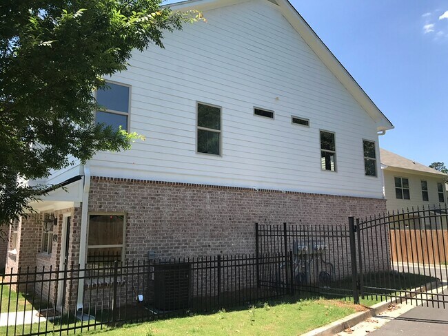 End Unit - 2042 Bolton Rd NW