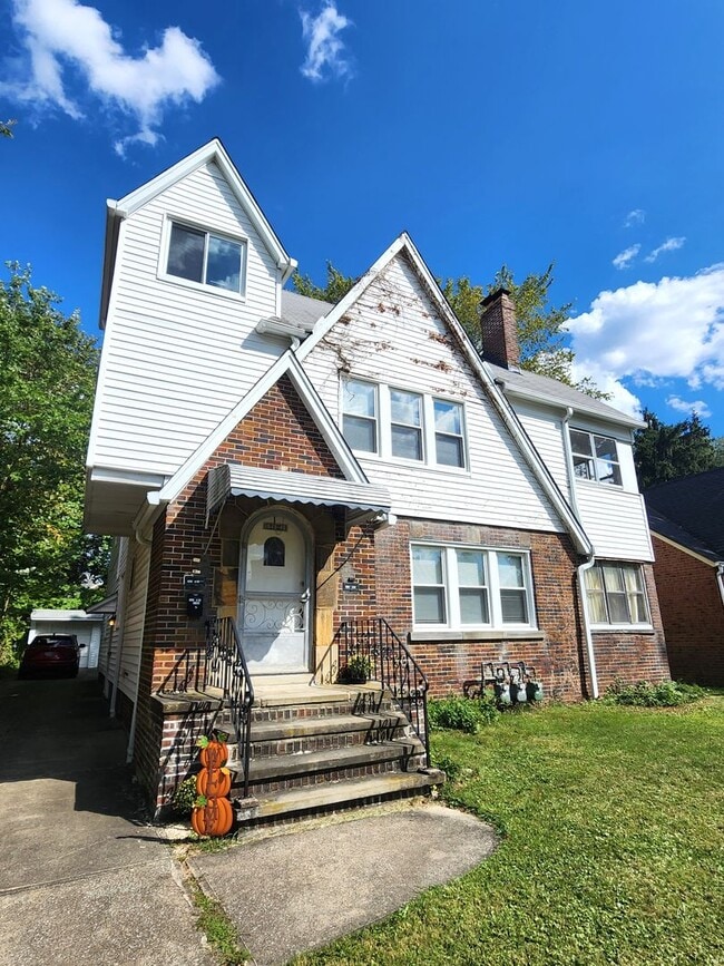 Building Photo - 2 BR South Euclid