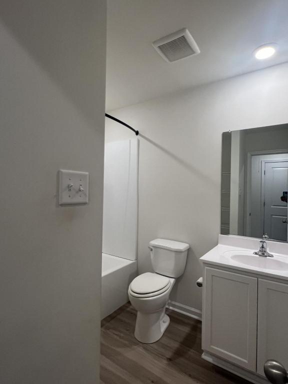 Building Photo - 2027 Chartwell Dr