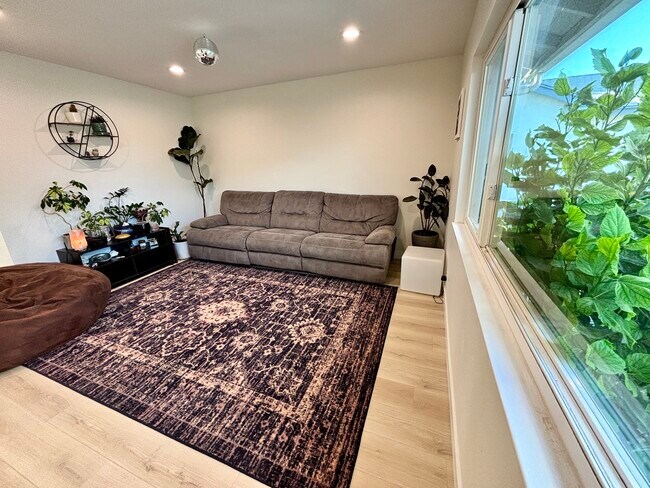 Building Photo - 1333 Currant Ave