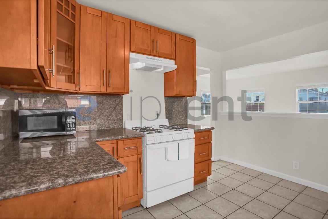 Building Photo - Unit