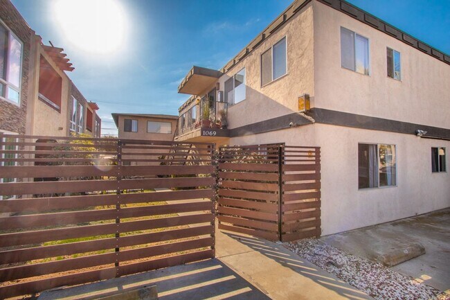 Building Photo - Blocks From the Ocean, Refreshed 1bd / 1ba in Pacific Beach!