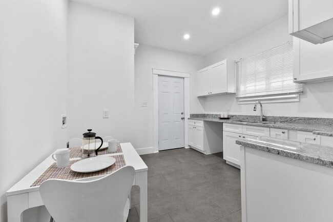 Building Photo - 429 S Champion Ave