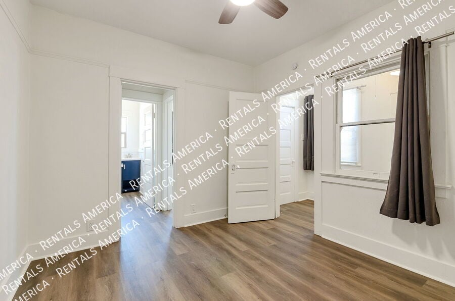 Building Photo - 826 E 6th St