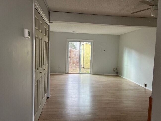 Building Photo - 2BD/ 2.5BA Townhouse near Town Center! Was...