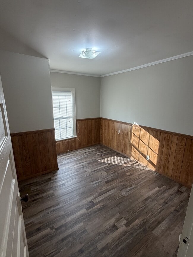 Building Photo - 604 E Church St