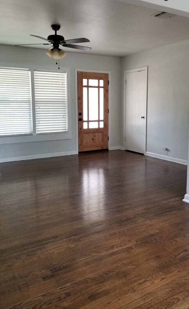 Building Photo - 420 Storeywood Dr