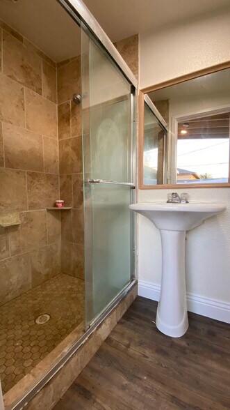 Building Photo - 1542 marine ave