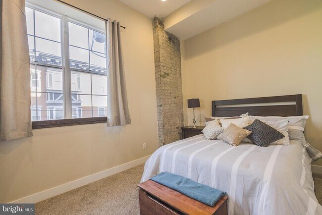 Building Photo - 705 S 5th St