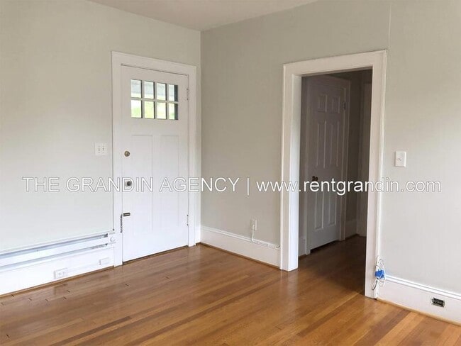 Building Photo - 2504 Longview Ave SW