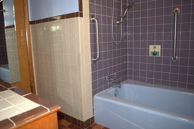 Building Photo - Marvelous 4 Bed 2.5 Bath House In Quarry H...