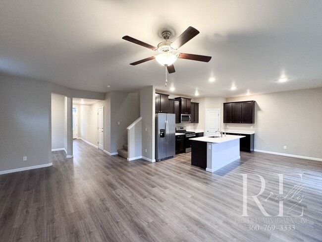 Building Photo - Bright Bremerton Home with Open Layout, A/C, and Fully Fenced Yard