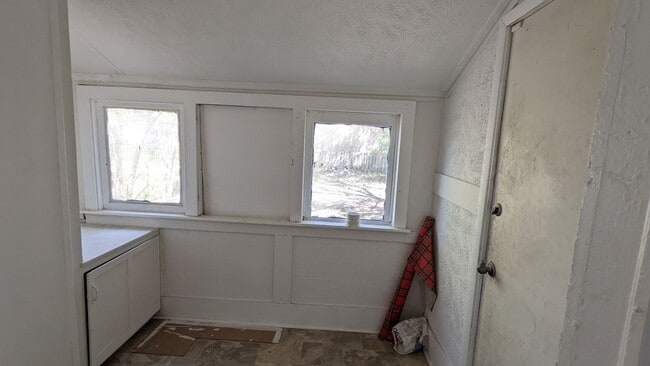 Building Photo - 384 Iona Ave