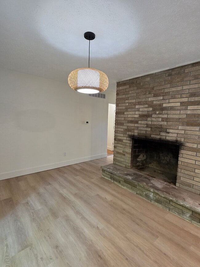 Building Photo - 1499 N Scenic Dr