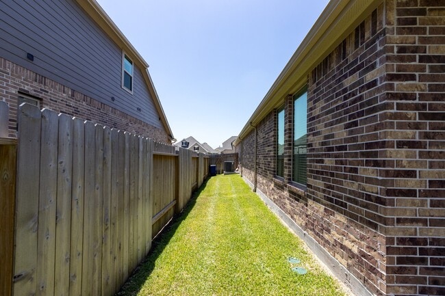 Building Photo - 705 Western Fern