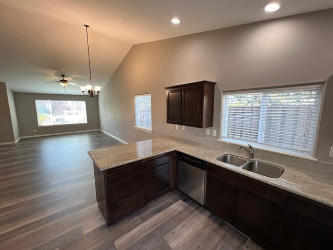 Building Photo - Well Maintained Three Bedroom Home in Sout...
