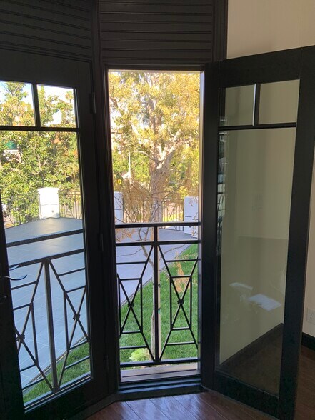 Building Photo - 1307 S Beverly Glen Blvd