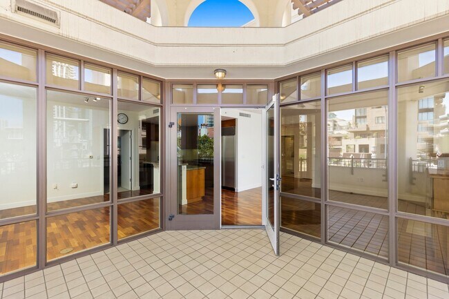Building Photo - Stunning Marina District 2 Bedroom + a Lof...