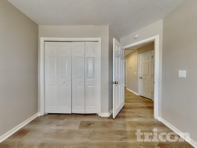 Building Photo - 528 Little Lake Ct