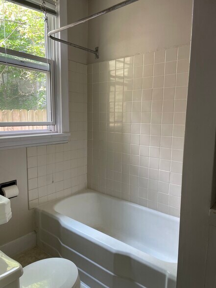 Building Photo - 1205 E 4th St