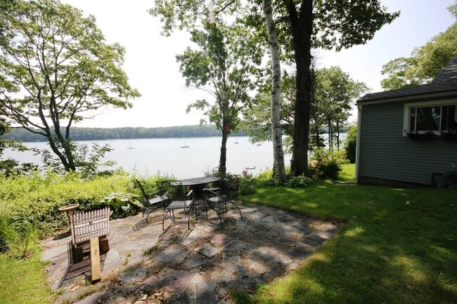 Building Photo - 3bd/2ba Waterfront House for Rent in Freep...