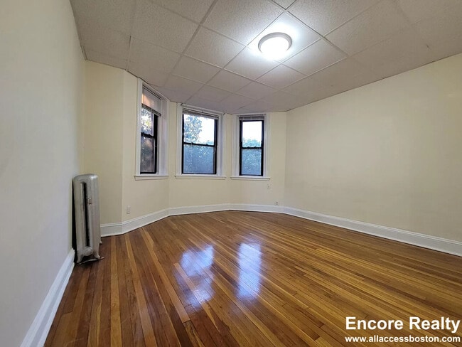 Building Photo - 364 Riverway