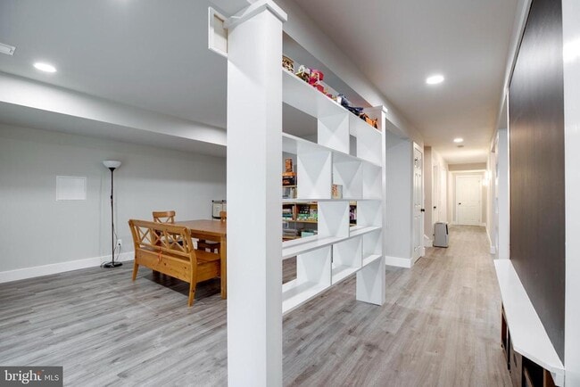 Building Photo - 5352 Sideburn Rd