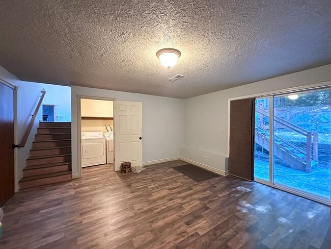 Building Photo - 3 Bed 2.5 Bath 3 Level Home w/ Furnished B...