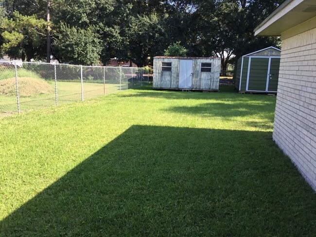 Building Photo - 535 Hillebrandt St