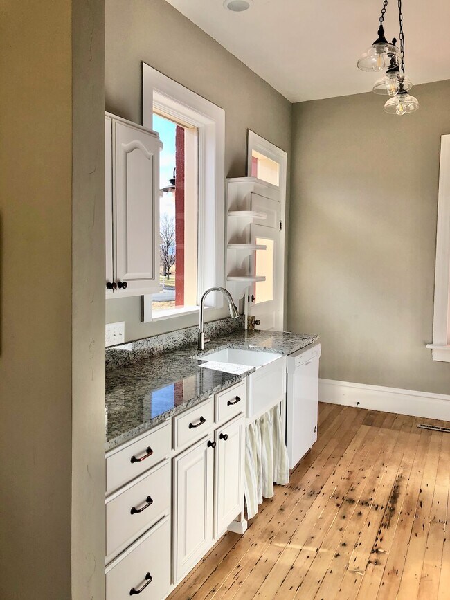 Building Photo - 90 S Main St