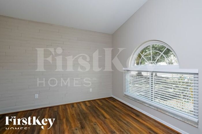 Building Photo - 9336 Sunnyoak Dr