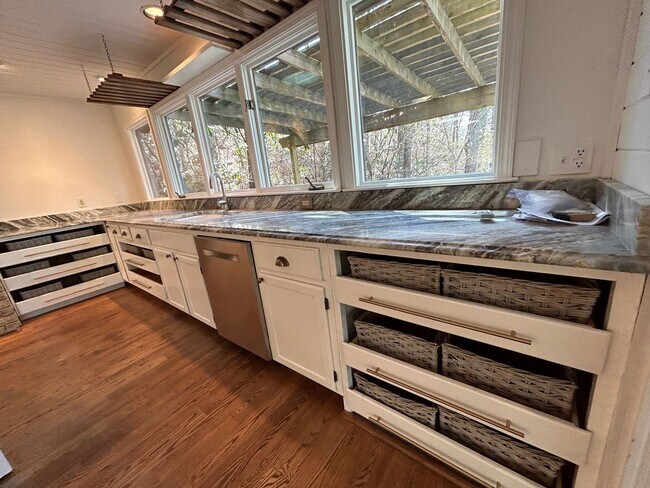Building Photo - Central AVL - Large Custom Built Home with...