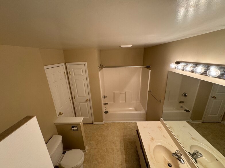 Building Photo - 2065 Leland Dr