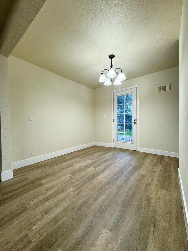 Building Photo - Spacious Country Home w/ HUGE SHOP!