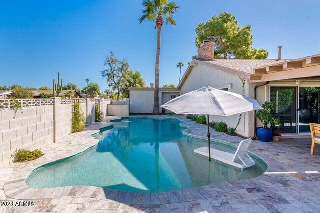 Building Photo - 7526 N Vía De La Campana