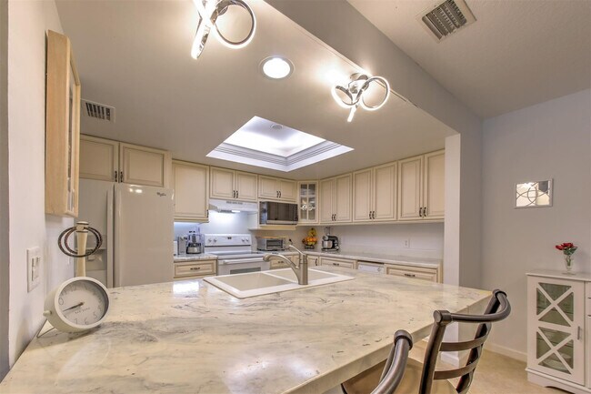 Building Photo - 4949 N Hwy A1A