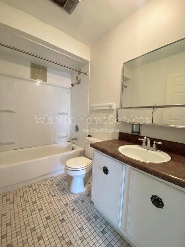 Building Photo - 204 Charleston Blvd