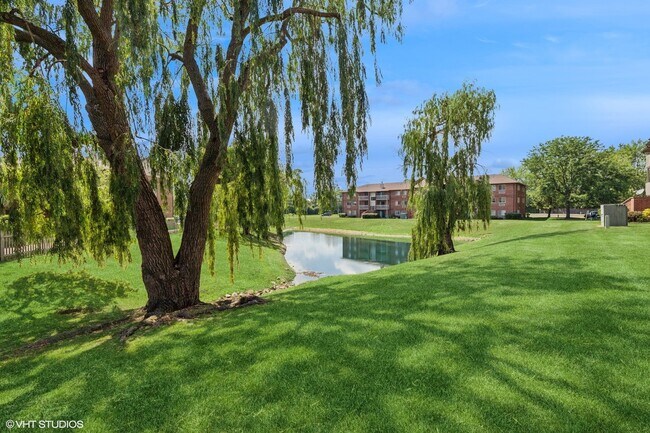 Building Photo - 940 N Lakeside Dr
