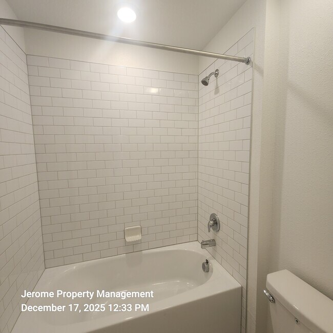 Building Photo - 2546 Leonia Ln