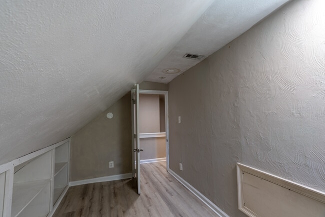 Building Photo - 7805 Ruthven Rd