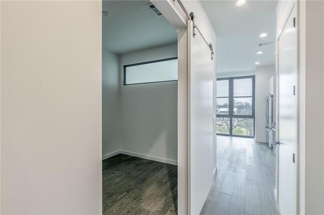 Building Photo - 800 Embassy Dr