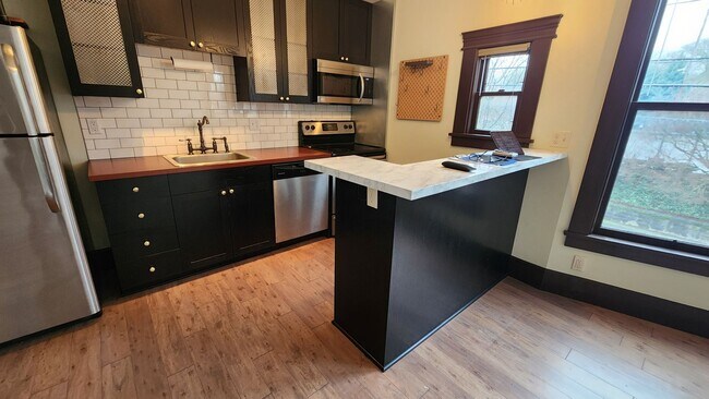 Building Photo - 1634 NW Everett St