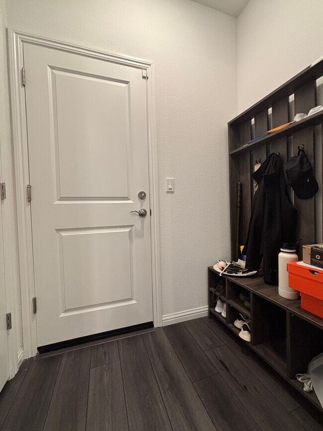 Building Photo - Gorgeous New home with 4 bed/2.5 bath in Brentwood