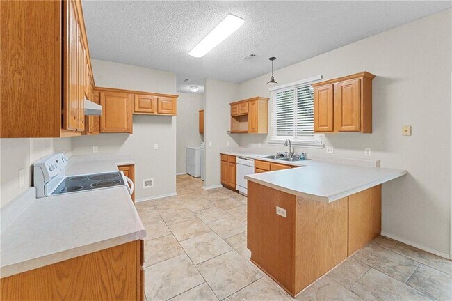 Building Photo - 1552 S Tally Ho Dr