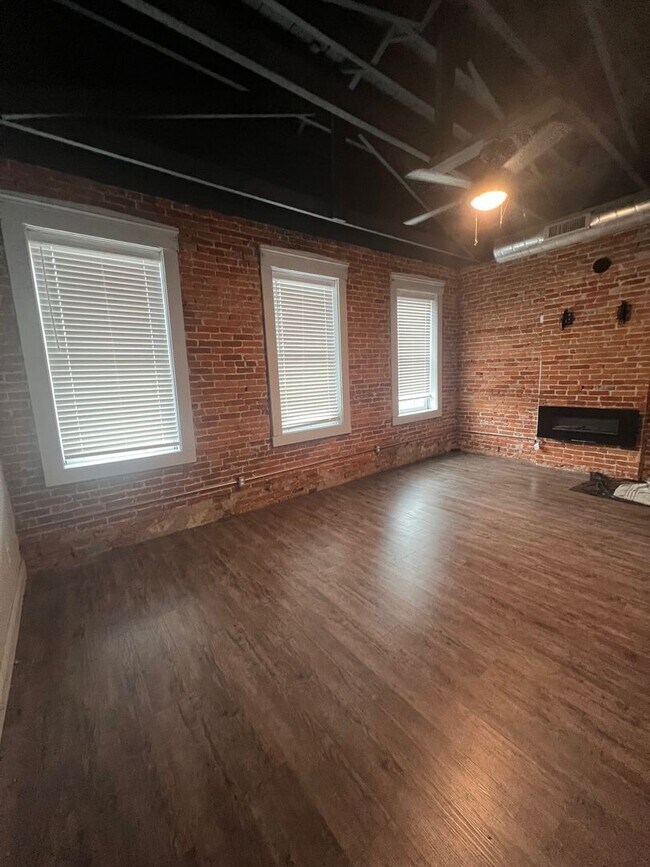 Building Photo - Historic Loft apartment