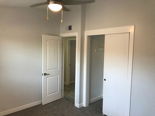 Building Photo - 3 bedroom updated Townhome