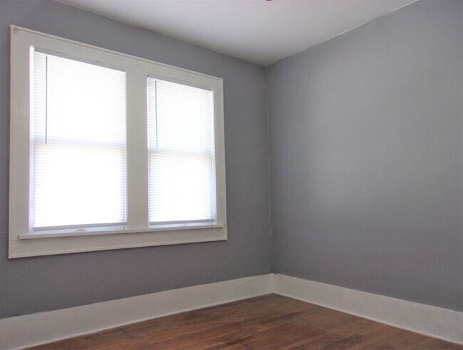 Building Photo - 1 BED 1 BATH 1 CAR DETACHED GARAGE CRESTWO...