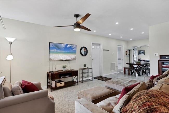 Building Photo - Charming 3 Bed/2 Bath + Den Home in Ringling Park – Minutes to Downtown Sarasota!