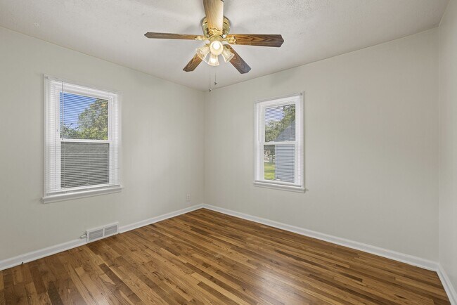 Building Photo - Cozy 3-Bedroom Ranch with Garage in Charming Old Towne Bellevue