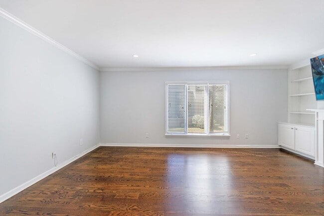 Building Photo - 13 Ivy Square Northeast